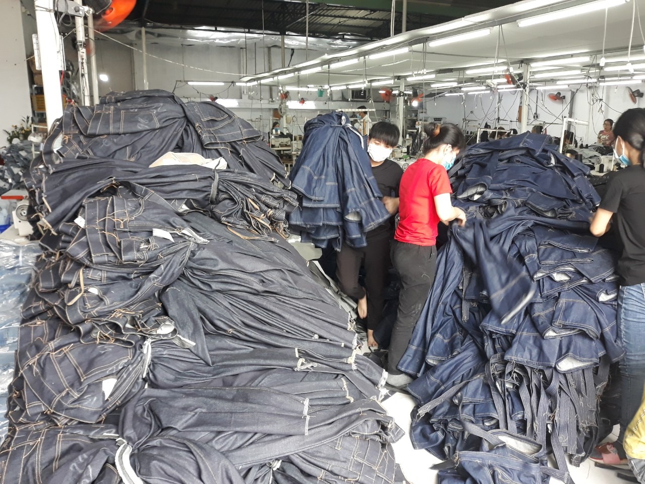 giới thiệu xưởng sản xuất gia công quần jeans nam nữ VNXK Thuận Hải tại TP. Hồ Chí Minh